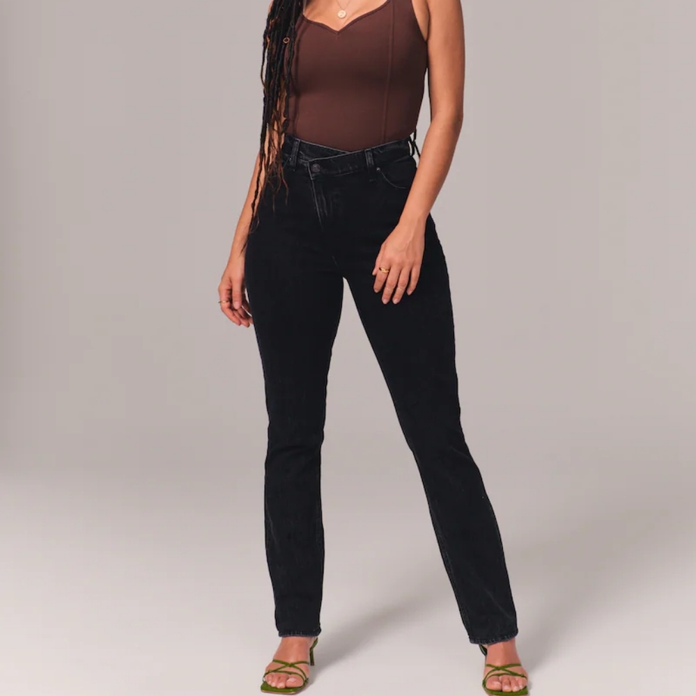 A & F Curve Love 90's Slim Straight with Criss Cross Waist 34 Short
